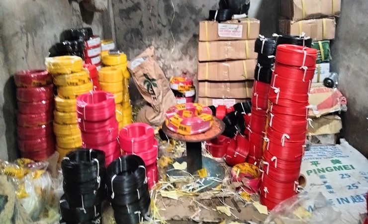 সীতাকুণ্ডে তৈরি হচ্ছিল ‘মেইড ইন জাপান’ লেখা বৈদ্যুতিক তার