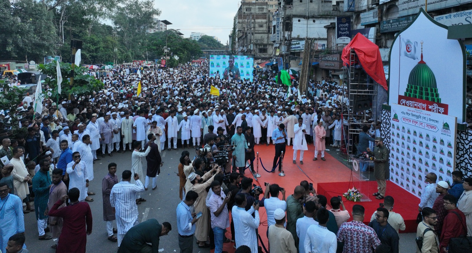 ঈদে মিলাদুন্নবী উপলক্ষে দেওয়ানবাগ শরীফে লক্ষাধিক মানুষের র‍্যালি